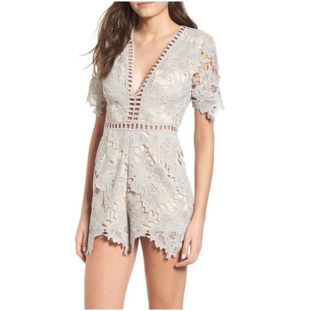 ASTR The Label Short Sleeve V-Neck Lace Short Romper Women's XS